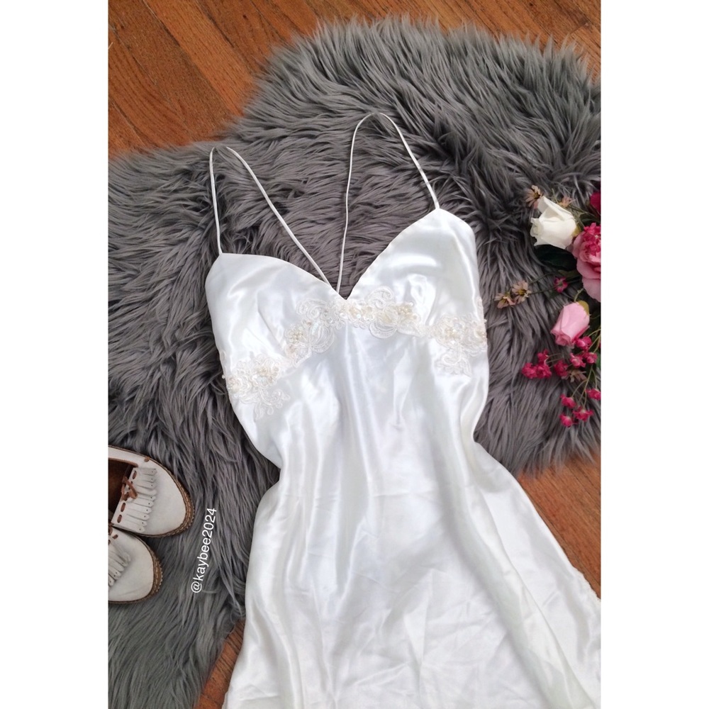 VICTORIA’S SECRET VINTAGE SATIN CHEMISE-MINT CONDITION SIZE L-Adjustable straps